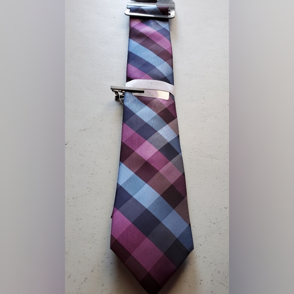 Van Heusen Slim Tie - Picture 2 of 4